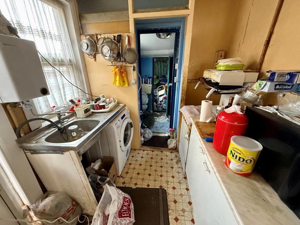 Lot: 164 - MID-TERRACE HOUSE FOR IMPROVEMENT - Kitchen